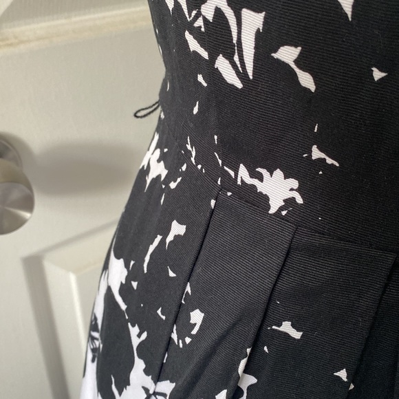 NWT WHBM Black and White Modern Floral Dress - Picture 3 of 9